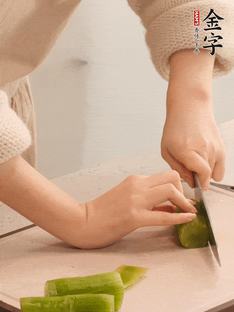 萵筍和白蘿卜用擦絲器擦成細(xì)絲。