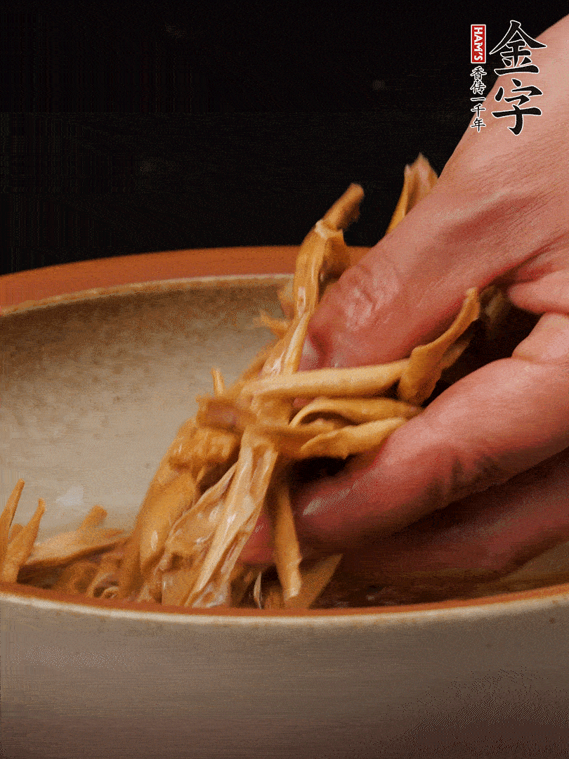 農(nóng)家土筍尖提前泡軟，用刀劃成細(xì)絲，這樣會(huì)更加入味。