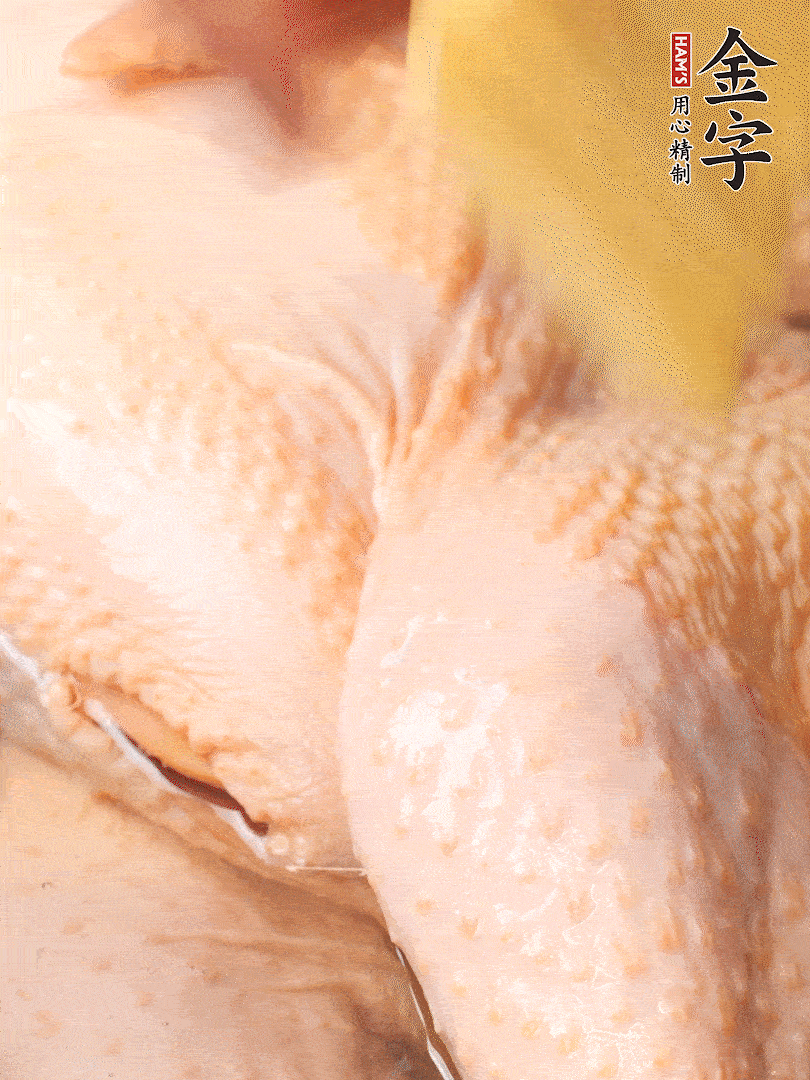 老母雞去頭去尾，斬去雞爪。冷水入鍋，加料酒、蔥姜焯水，煮出浮沫后撈出，用清水洗凈