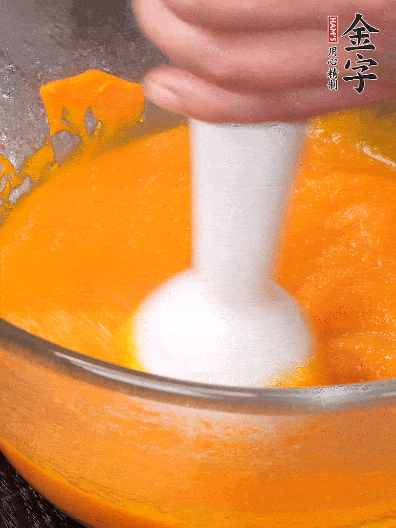 300g南瓜，去皮去瓤切滾刀塊，大火蒸8分鐘，料理機(jī)打成泥，篩網(wǎng)過(guò)篩成泥