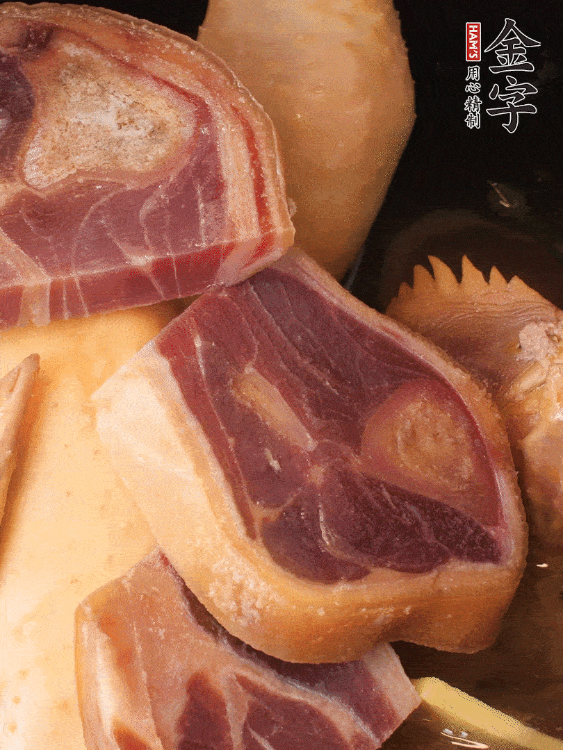 火踵、老母雞加蔥、姜、料酒、清水，大火燒開(kāi)后轉(zhuǎn)小火，燉1小時(shí)
