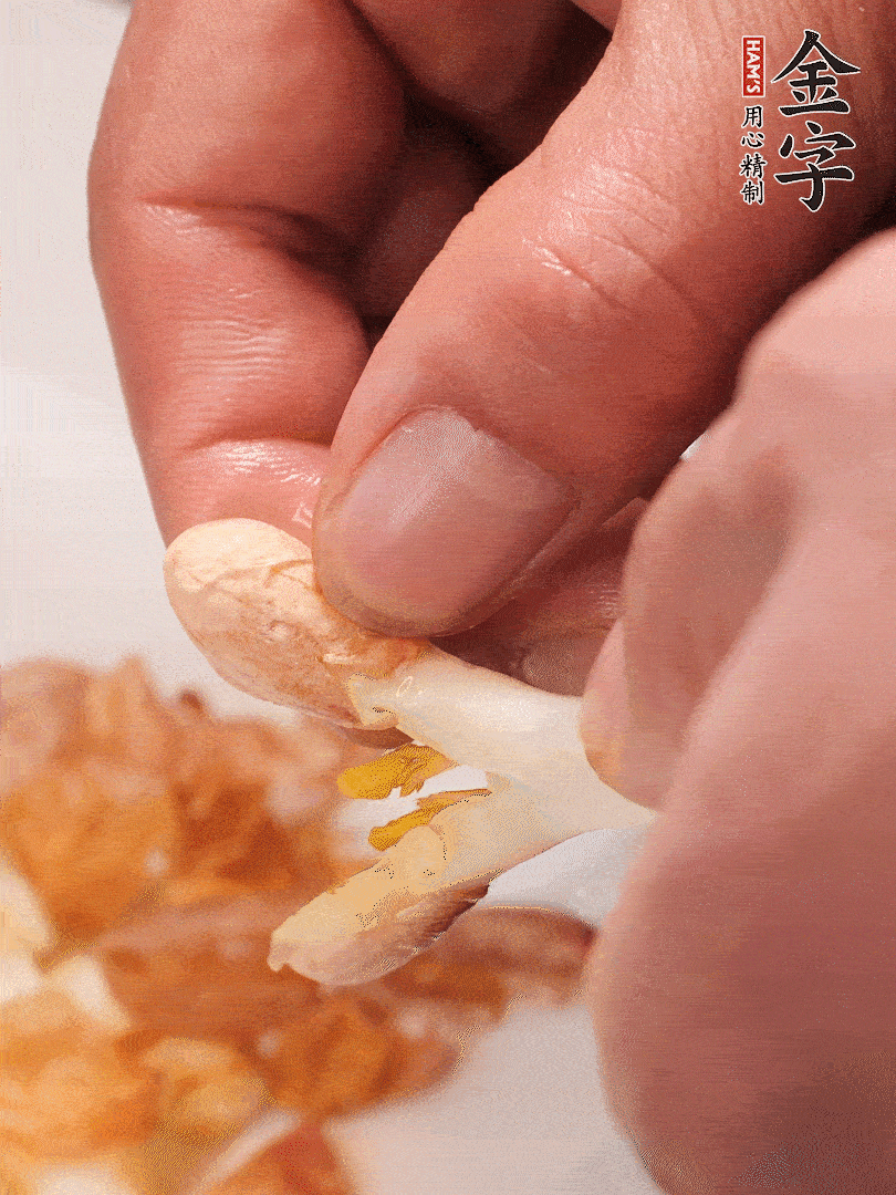 花生芽切段。開水焯水1分鐘，去掉頂部的花生皮