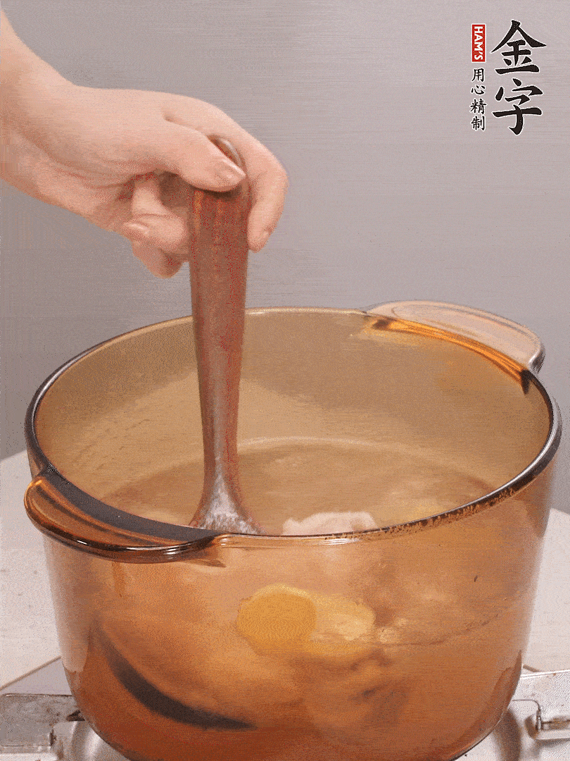 鴨腿冷水下鍋，加姜片、料酒焯水