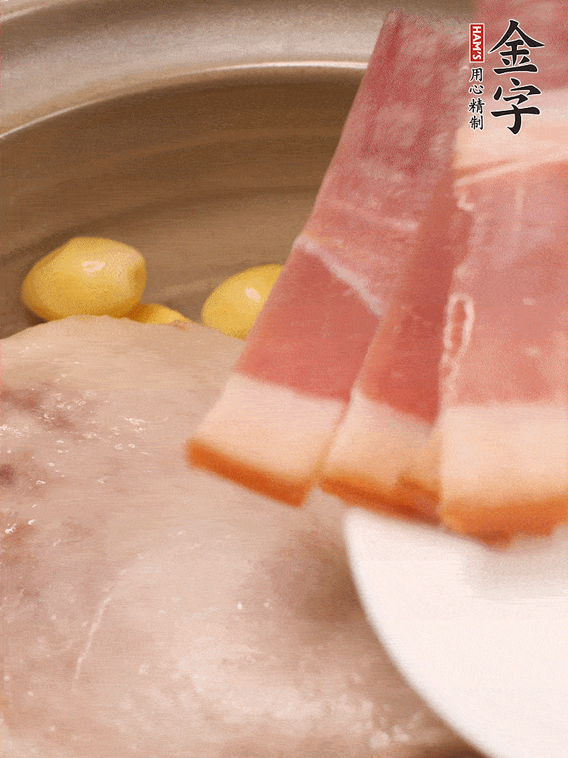 鴨肉、白果、火腿、生姜一起放入砂鍋，清水沒過食材，大火燉煮1小時(shí)