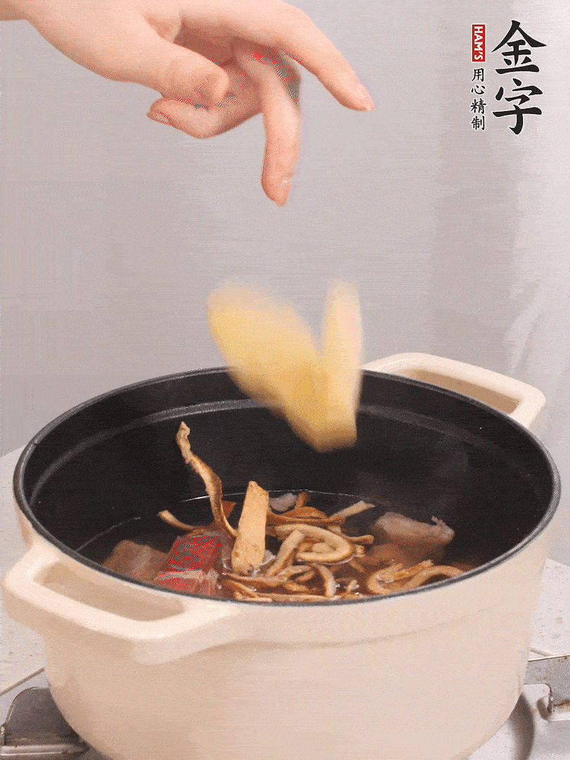 鍋中放牛腩、火腿，然后放入比食材多3倍的水；再放橘子皮、姜片、白胡椒粒燉煮90分鐘