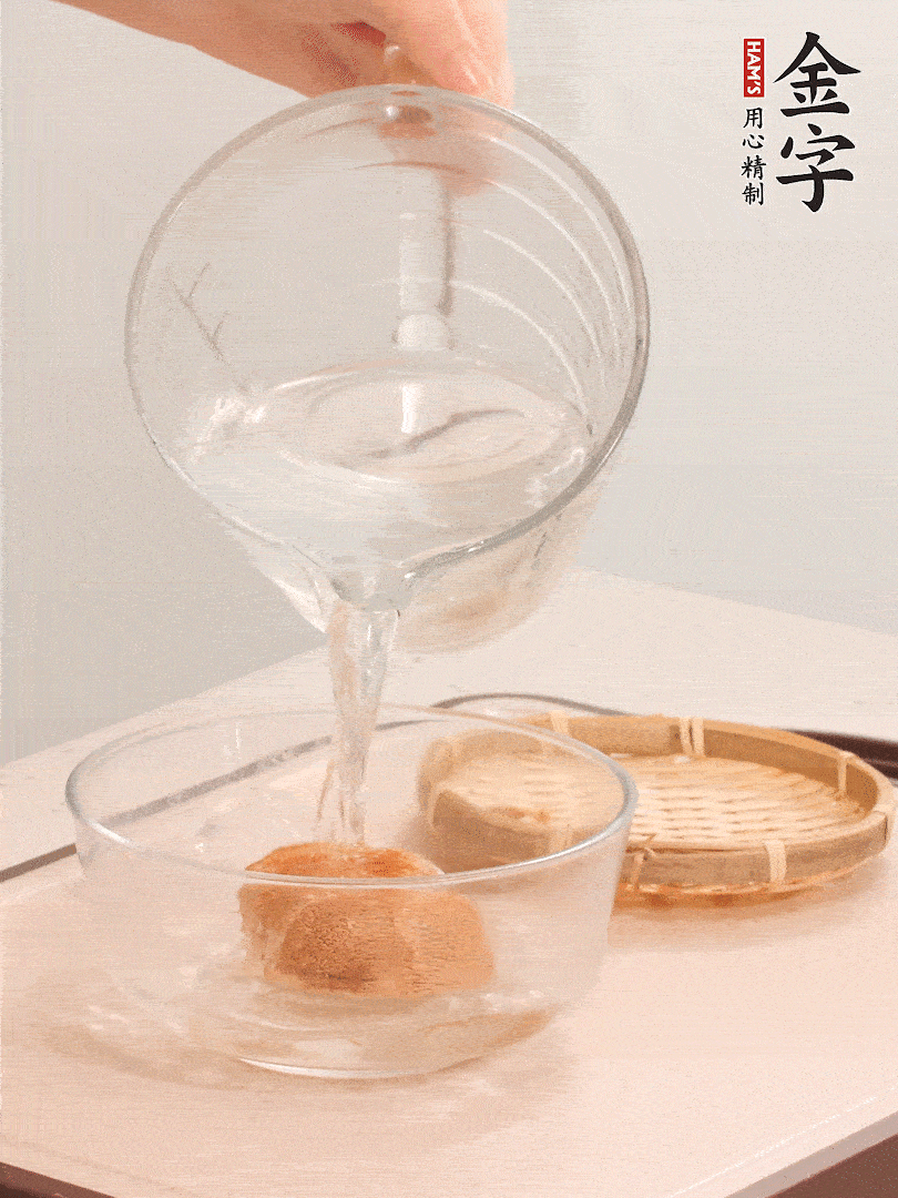 猴頭菇至少泡發(fā)半小時(shí)，將浸泡后的黃水?dāng)D干；