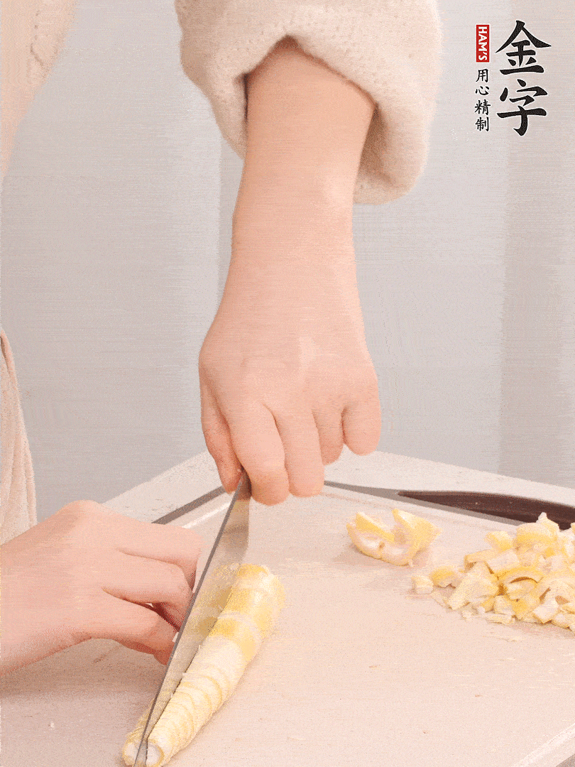 春筍去皮切小塊，焯水2分鐘左右