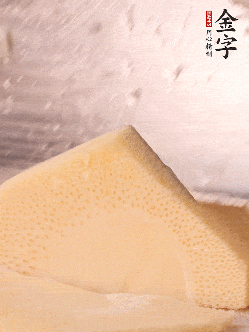 冬筍處理干凈，切滾刀塊，開水焯燙去除澀味
