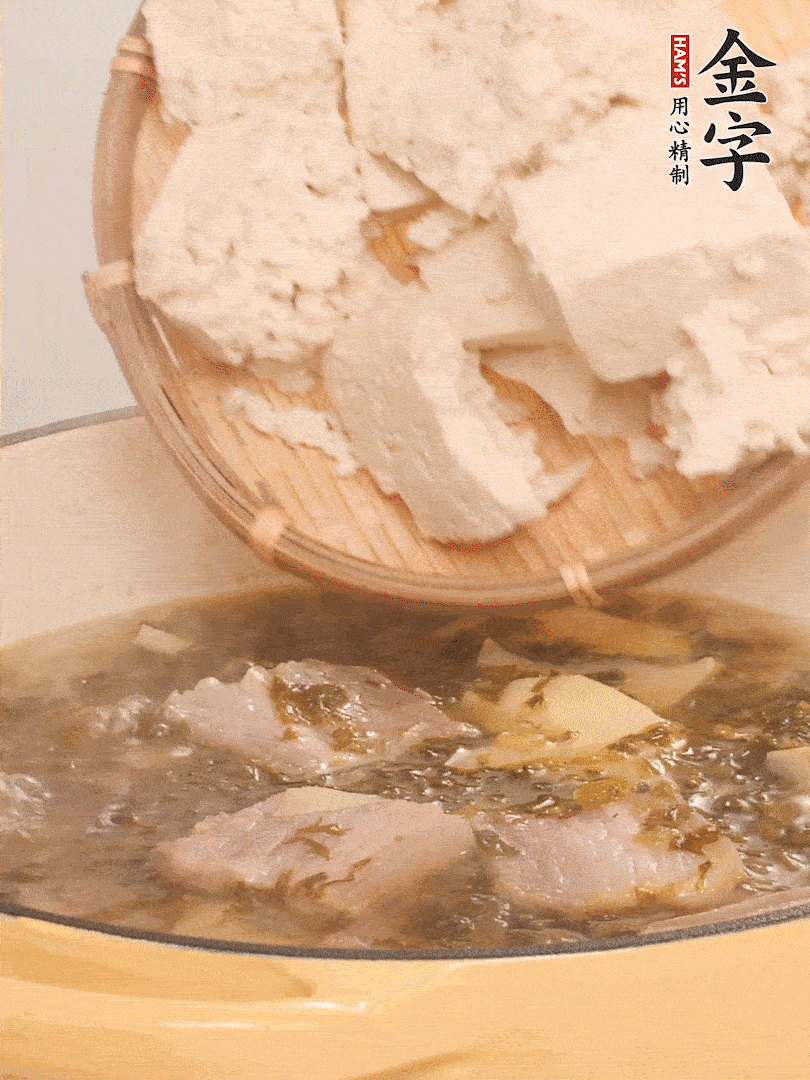 往鍋里加入一倍的水，加豆腐