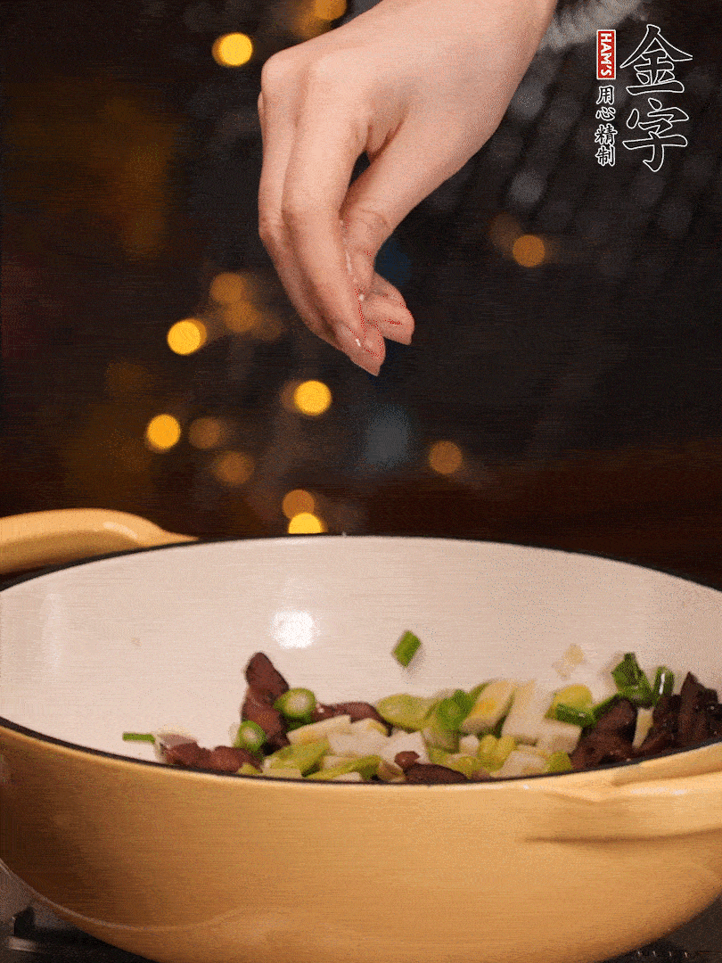 可以加點(diǎn)點(diǎn)水，再加菜苔，加點(diǎn)鹽、味精調(diào)味