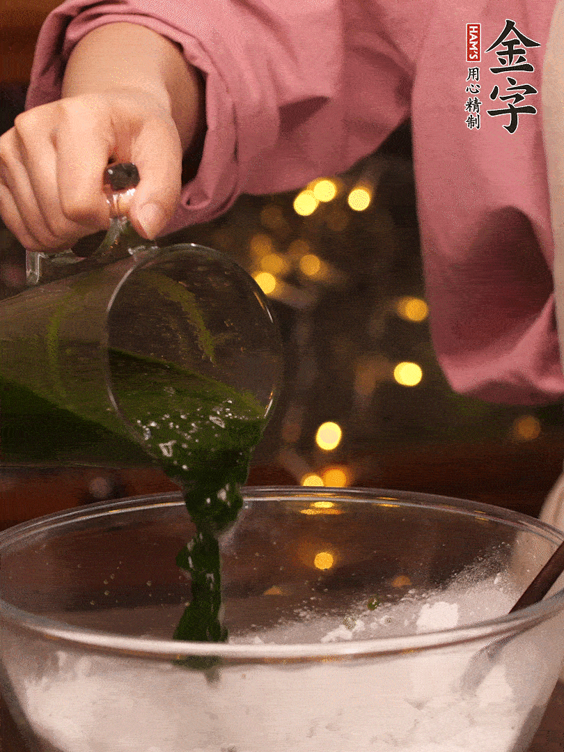 清明粿粉，分次加艾草泥，加點(diǎn)油揉2分鐘
