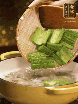 倒入熱水，和泡開(kāi)的綠豆（連水）和火腿片，大火燒開(kāi)燉一個(gè)小時(shí)