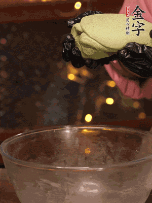 水里放點(diǎn)鹽，燒開后放艾草，一勺小蘇打，撈出浸入涼水，打成艾草泥