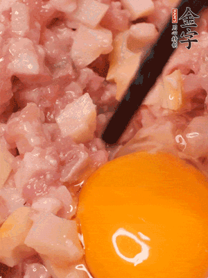 豬肉末、咸肉丁，分次加蔥姜水，一勺糖、一丟白胡椒，春筍丁，打入一個(gè)雞蛋