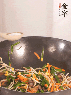 炒合菜：金字醬油肉、綠豆芽、韭菜