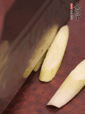 蒜白切小段，辣椒斜切圈