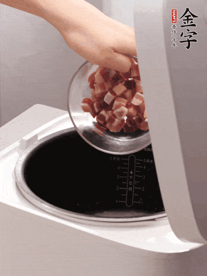 鍋中倒入豬油，油熱后炒熟上海青，給倒少許鹽調(diào)味