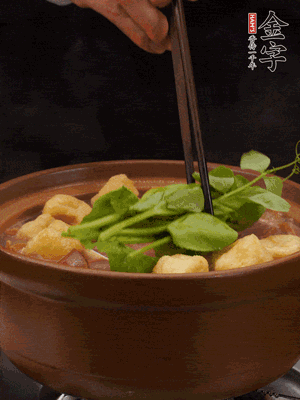 加筒骨煲的經(jīng)典配菜：金字土香腸、油豆腐、千張蓋上蓋子燜一會(huì)兒，耐心等候10分鐘。