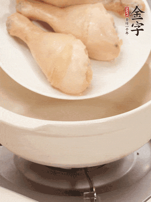 雞腿、火腿、干貝、蒜頭放入砂鍋內(nèi)燉1小時(shí)