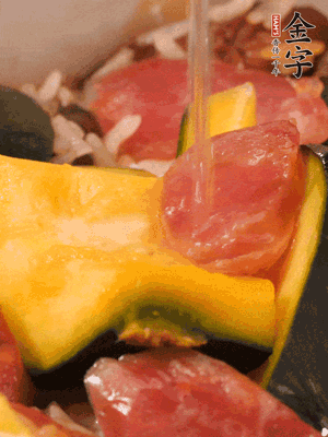 倒入溫開水，水量高出米面一個(gè)指節(jié)。