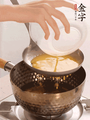 雞蛋過篩子倒入油鍋炸成蛋酥，瀝干油。