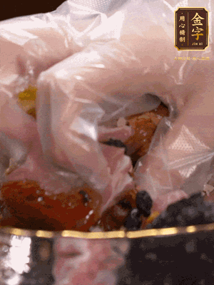 排骨洗凈后（蠔油、生抽、老抽、鹽、糖、淀粉、豆豉、蒜蓉、姜絲）腌制30分鐘