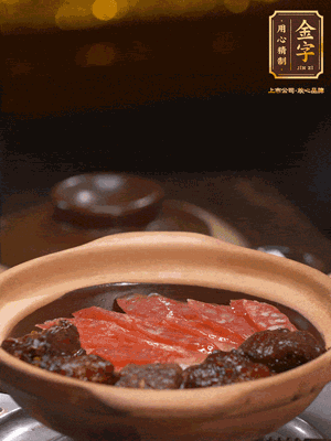 鋪上臘腸和排骨，鍋邊淋一圈油，小火煲10分鐘