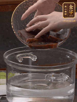 火腿蹄片冷水下鍋，水沸騰后煮5分鐘焯水