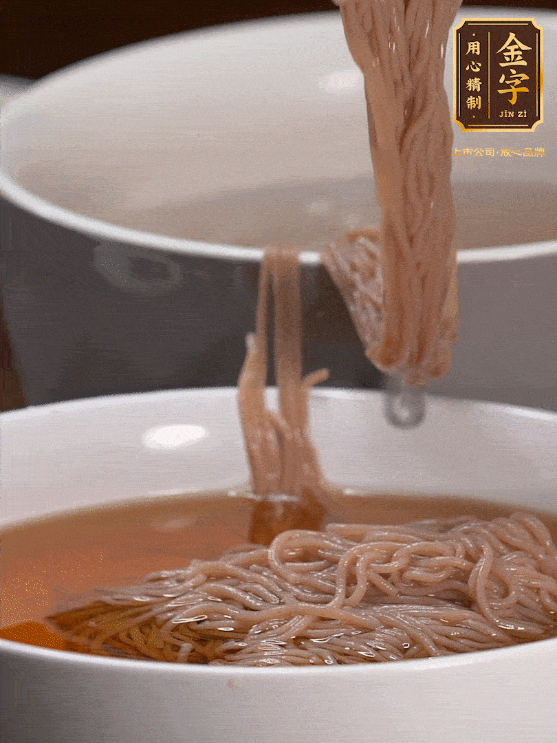 蘋果醋，一點(diǎn)鹽、糖、醬油，兌入涼白開水調(diào)成簡易冷面湯，放水箱冷藏