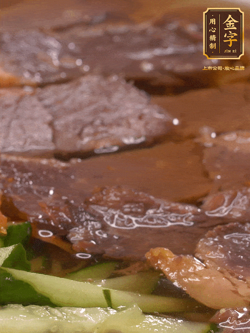 養(yǎng)麥冷面，涼水中清洗浸泡5分鐘，沸水中煮3分鐘，涼水漂洗沖涼
