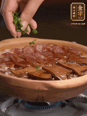 最后鋪上牛肝菌，爭(zhēng)分奪秒地倒上醬汁，撒點(diǎn)小蔥花