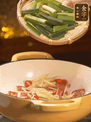 接著放蒜葉，來(lái)一點(diǎn)鹽，一點(diǎn)醬油調(diào)味翻勻