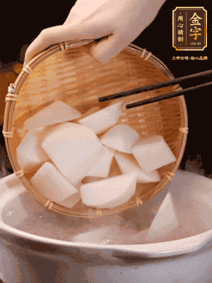 大火煮開后，轉(zhuǎn)中小火燉40分鐘，挑出蔥結(jié)，再下蘿卜燉20分鐘