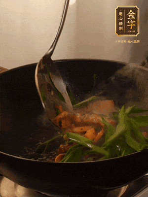 黃豆醬、鹽、糖調(diào)味，淋一圈花雕酒，蒜白先下，蒜葉后下