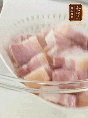 金字淡咸肉、排骨分別加料酒、蔥、姜冷水下鍋焯水，水開(kāi)撇去浮沫撈出。