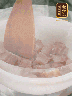砂鍋內(nèi)咸肉微微煸出香味，再倒入開(kāi)水。放排骨滾開(kāi)后轉(zhuǎn)中小火篤30分鐘。（水盡量一次加足，以免中途加水沖淡鮮味。這一步是湯底濃白的關(guān)鍵）