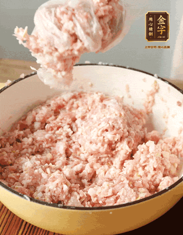 肉丁、咸肉丁、一丟丟鹽、料酒拌勻，反復(fù)摔打上勁。接著加入1兩蔥姜水，反復(fù)拌勻摔打上勁。前后共加3遍。3遍后筍丁，接著反復(fù)摔打上勁。最后加入1個蛋清、3茶匙生粉拌勻摔打上勁