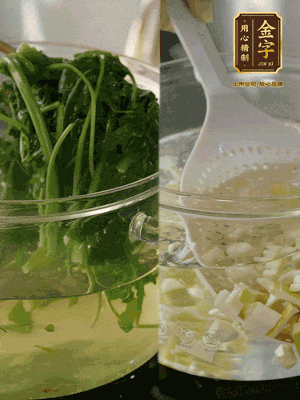 春筍切丁焯水；薺菜加鹽焯水，過涼水后切成細(xì)末