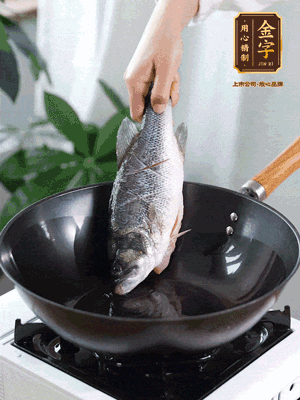 熱油，加1大勺豬油、姜片，再下鱸魚，煎至定型后翻面。（加點豬油，燉出的魚湯更容易變?yōu)榍逅哪贪咨＃?>
					</div>
					<span>步驟 3/6</span>
					<p>熱油，加1大勺豬油、姜片，再下鱸魚，煎至定型后翻面。（加點豬油，燉出的魚湯更容易變?yōu)榍逅哪贪咨?。?/p>
				</li><li>
					<div   id=