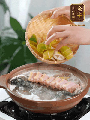 倒開水燉煮后轉(zhuǎn)移入砂鍋，淋料酒去腥、加少許鹽調(diào)味，再依次加咸肉、春筍燉煮15分鐘。