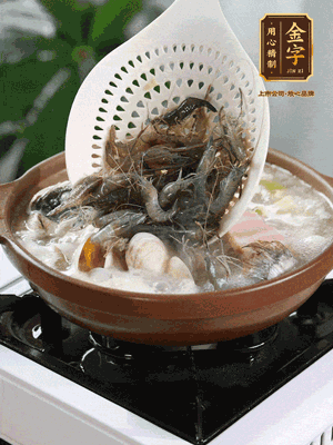 最后加一把蛤蜊、一把河蝦燜2分鐘，放一點白胡椒粉調(diào)味，撒上蔥花點綴！