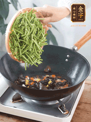 熱油煸香蒜末、姜粒、小米辣，再下臘肉煸炒出香味