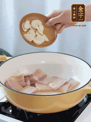 熱油下咸肉煸出香味，加蒜片、毛豆翻炒均勻