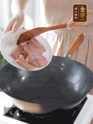 豬油熱鍋，下咸肉煸香，再下蔥姜提鮮