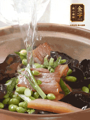 轉(zhuǎn)入砂鍋，加入開(kāi)水、百葉結(jié)燉煮10分鐘