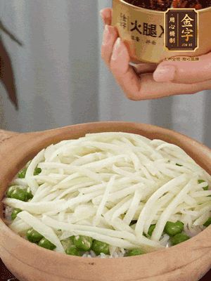 到水微干，放上豌豆、茭白絲。
