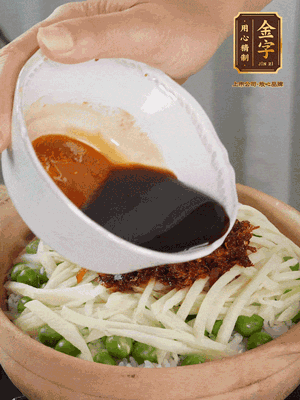繼續(xù)小火燜3分鐘，淋上XO醬攪拌均勻。
