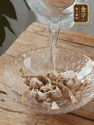 筍干提前泡發(fā)1晚切段，冬瓜去皮切塊。
