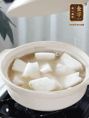 最后下冬瓜繼續(xù)燉煮10分鐘，撒上蔥花點綴。