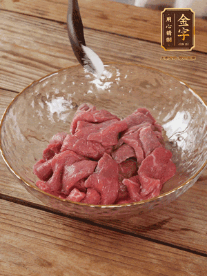 牛肉切丁，加黑胡椒海鹽、橄欖油腌10分鐘